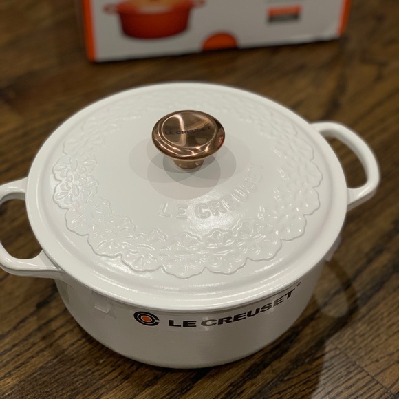 Le Creuset Other - New Le Creuset Lace Relief Cotton Round French Oven 20cm
